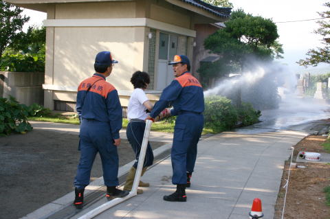 寺泊保育園備え付けの屋外消火栓を使って放水体験