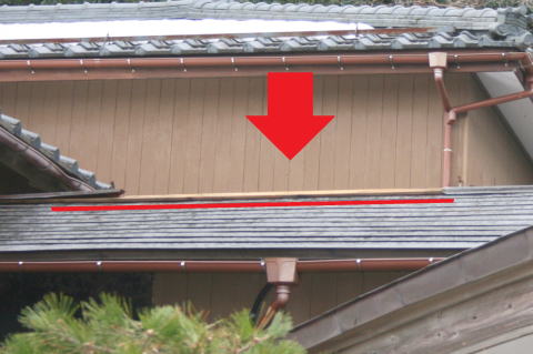 ぐしの銅板がはがれた屋根