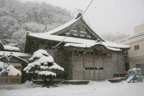 雪降る本堂