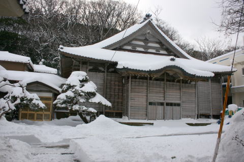 雪化粧の本堂