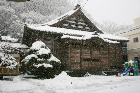 冬囲いされた本堂と雪